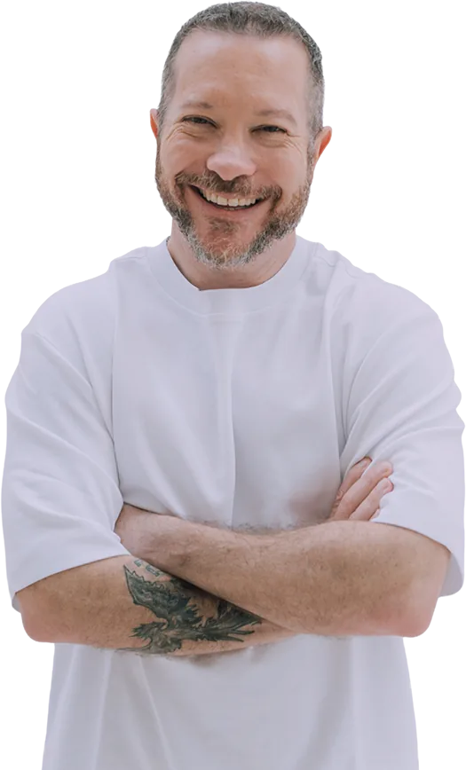 Adrián Salama sonriendo, con playera blanca